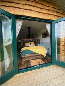 um quarto com uma cama num quarto com uma janela em Pilgrims Nap em Rainham