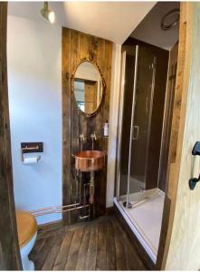 uma casa de banho com um lavatório e um espelho em Pilgrims Nap em Rainham