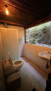 y baño con aseo y lavamanos. en Tawaca ecohotel en Santa Marta