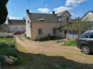 una casa con un coche aparcado delante de ella en Maison sansonnette, 