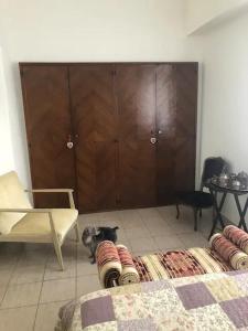 un perro tirado en el suelo junto a un dormitorio en La casa de Lukita en Buenos Aires