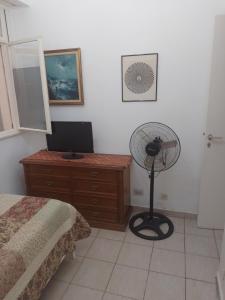 1 dormitorio con 1 cama y escritorio con ventilador en La casa de Lukita en Buenos Aires