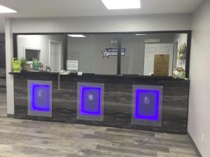 un mostrador con luces azules frente a un espejo en Americas Best Value Inn Muskogee, en Muskogee