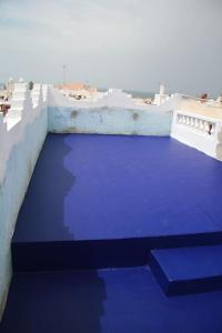 a blue floor on top of a building at Appartement dans la médina in Asilah