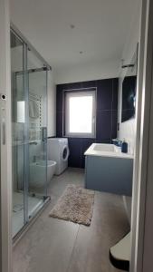 een badkamer met een bad, een wastafel en een douche bij Maison Ginevra in Pompei