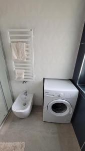een badkamer met een wasmachine en een wastafel bij Maison Ginevra in Pompei