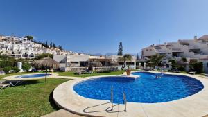 Bazén v ubytování Stilfullt semesterhus nära pool och strand. nebo v jeho okolí