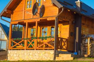 une maison en bois avec une porte en face dans l'établissement Tarovuk cabin, à Zaovine