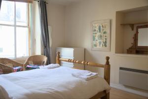 a bedroom with a bed and a window at Cosy n Comfy Flat in Historic Heart of Edinburgh in Edinburgh