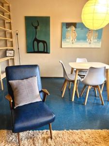 sala de estar con silla azul y mesa en Loft Quinta Sección en Mendoza