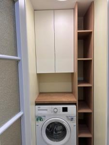 een wasruimte met een wasmachine en droger bij Prisma Apartment in Tallinn