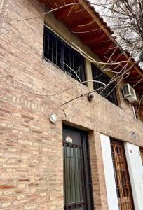 un edificio de ladrillo con una ventana y una puerta en Loft Quinta Sección en Mendoza