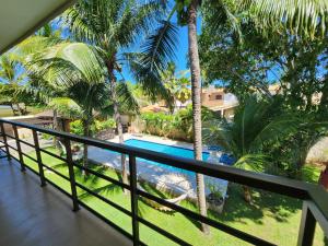 desde el balcón de una casa con piscina en Maison du Soleil, en Salvador
