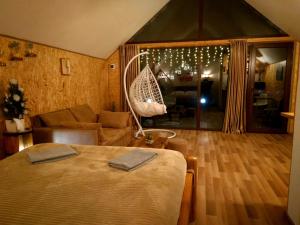 Ένα ή περισσότερα κρεβάτια σε δωμάτιο στο Kazbegi cottages qabarjina