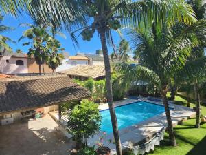 una vista aérea de una piscina con palmeras en Maison du Soleil, en Salvador