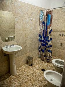 y baño con lavabo y aseo. en Casa Valle del Bermejo en Villa Unión