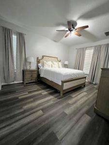 Schlafzimmer mit einem Bett und einem Deckenventilator in der Unterkunft Emerald Island Private Pool Home near Disney in Kissimmee
