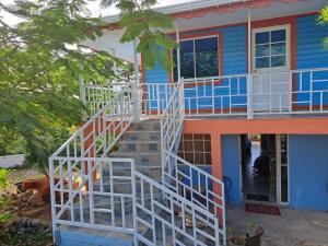 una casa blu con le scale di fronte di Mary & Matt lodge a Providencia