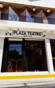 uma placa de pizzaria na frente de um edifício em Hotel Plaza Teatro em Chiclayo