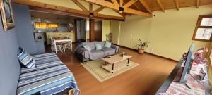 uma sala de estar com um sofá e uma mesa em Pabloush em Ushuaia