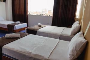 سرير أو أسرّة في غرفة في Hotel Plaza Teatro