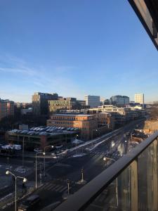 Solna Property Apartment في ستوكهولم: اطلالة على مدينة بها شارع ومباني