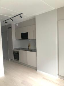 Kitchen o kitchenette sa Solna Property Apartment