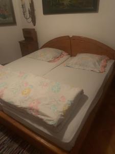 ein Bett mit zwei Kissen darüber in der Unterkunft anastasia 3 in Mediaş