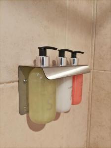 un soporte con tres tazas en una pared en un baño en El Cardon - p/6 pax -2 dorm - Amplio y moderno en Salta