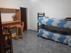 Habitación con 2 literas y escritorio. en Corralito Extremo en Rosario de Lerma