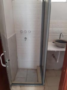 y baño con ducha y lavabo. en Corralito Extremo en Rosario de Lerma