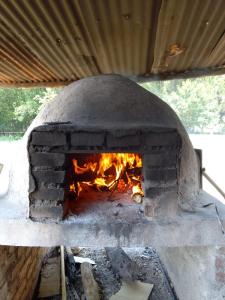 un horno de ladrillo con un fuego dentro de él en Corralito Extremo en Rosario de Lerma