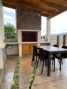 uma cozinha e sala de jantar com mesa e cadeiras em Complejo Los Olivos em Cafayate
