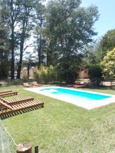 a swimming pool in the middle of a yard at NomeolvidesMás in Tandil