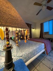 een slaapkamer met een bed en een plafondventilator bij Hotel Posada Señor Mañana in San José del Cabo