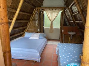 1 dormitorio con 2 camas y lavamanos en Villa Anita - Acuérdate de Mi. en Neiva