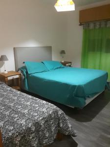 フニンにあるNovas 5のベッドルーム1室(青いシーツと窓付きのベッド2台付)