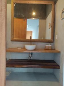 encimera con lavabo y espejo en Casas Delu Caraiva, en Caraíva
