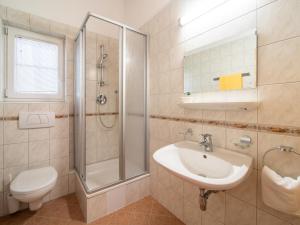 een badkamer met een wastafel, een douche en een toilet bij Haus Irmgard 2 in Ischgl