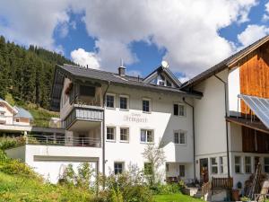 een wit gebouw met een balkon op een heuvel bij Haus Irmgard 2 in Ischgl