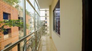 un pasillo vacío de un edificio con balcón en Hotel Gulshan Lake View en Dhaka