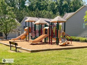 ein Spielplatz mit einem Haufen Rutschen im Gras in der Unterkunft 4 - Bed home with Cali King Bed, 12 mins to DTWN in Atlanta