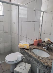 y baño con aseo, lavabo y espejo. en Ikigai Brasil Houses, en Foz do Iguaçu