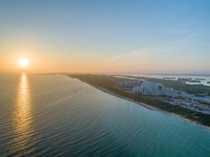 テルチャク・プエルトにあるPlaya, Selva, Cenotes, Ruinas, Marina todo a 5 kmの夕日の海岸の空中ビュー