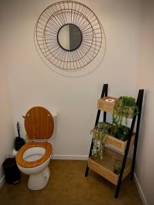 Ένα μπάνιο στο Nature&Spa Appartement avec Jacuzzi & Sauna privé