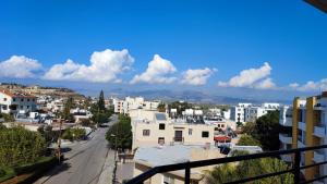 een balkon met uitzicht op de stad bij Pentadaktylos Mountain view apt 2 bedroom in Nicosia