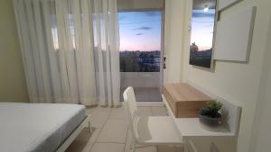 een slaapkamer met een bed, een tafel en een raam bij Pentadaktylos Mountain view apt 2 bedroom in Nicosia