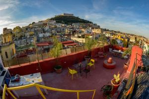 un balcone con tavoli e sedie e vista sulla città di B&B Toledo Panoramic Rooftop with terrace a Napoli