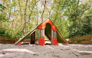 een kleine speelplaats in het zand bij een hek bij Stunning Home In Meppen With Kitchen in Meppen