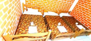 En eller flere senger på et rom på Andes Hostel